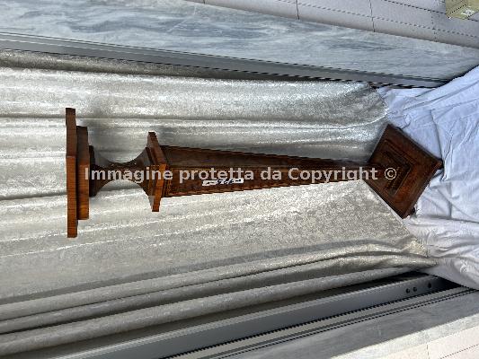 colonna intarsiata in noce